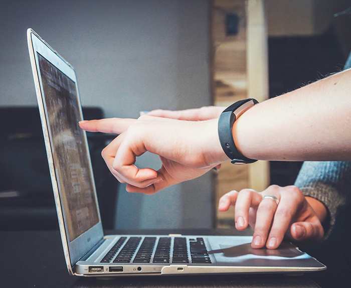 PCを指差して教えてるイメージ画像