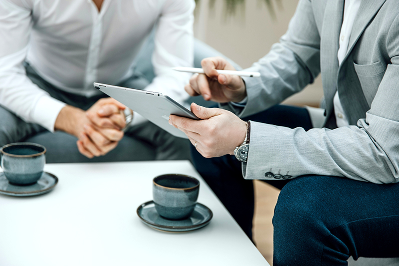料金・ご相談の打ち合わせ中イメージ画像