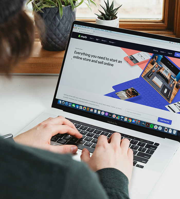 WEBサイトを作っているところのイメージ画像